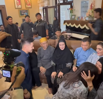 Millen Cyrus Bawa Pacar Sungkeman di Lebaran 2023, Ekspresi Keluarganya Disorot