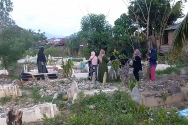 Madina Gempar! Puluhan Makam Dirusak Orang Tak Dikenal