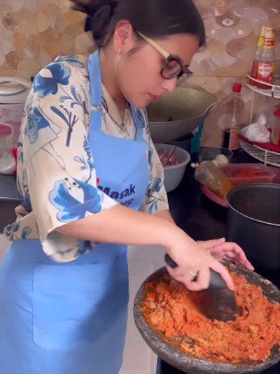 Prilly Latuconsina Masak Menu Lebaran, Gaya Ngulek Bumbunya Tuai Pujian