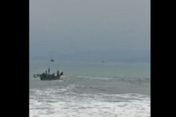 17 Wisatawan Terseret Ombak di Pelabuhanratu, 5 Masih Hilang