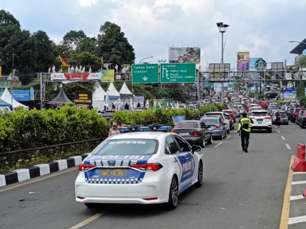 Jalur Puncak Bogor Macet Parah, Polisi: Yang Menyerah Lambaikan Tangan