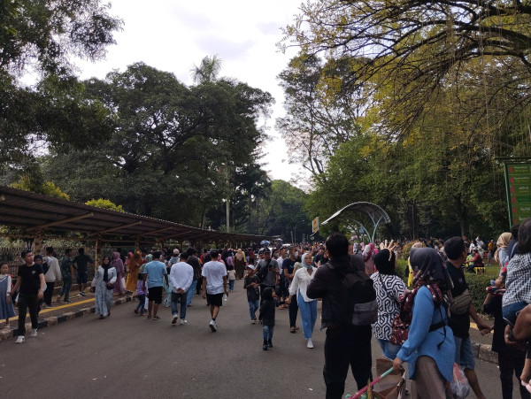 Ragunan Dipadati Pengunjung, Jalan RM Harsono hingga Kebagusan Macet Parah