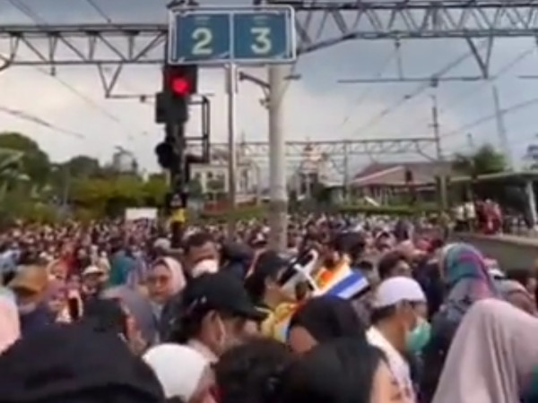 Hari Ketiga Libur Lebaran Stasiun Bogor Penuh Sesak Penumpang, Begini Penjelasan KAI Commuter
