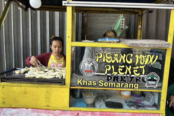 Cerita Sri Mulyani Makan Pisang Madu Plenet Pak Tri, Bikin Kangen Masa Kecil