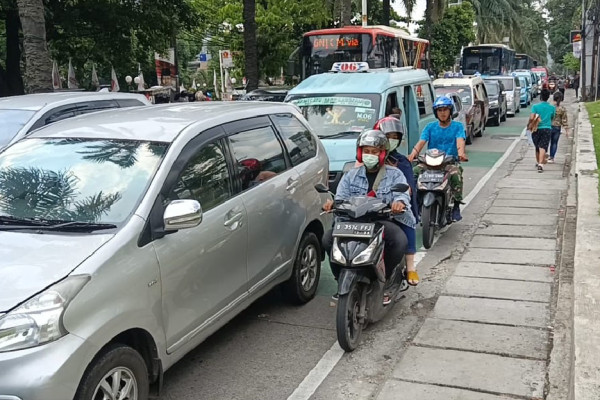 Ragunan Dipadati Pengunjung, Jalan RM Harsono hingga Kebagusan Macet Parah