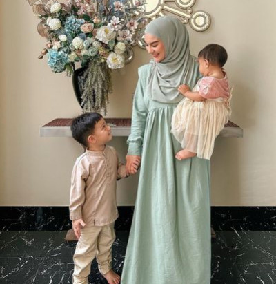10 Artis yang Pakai Outfit Lebaran 2023 Warna Hijau Sage
