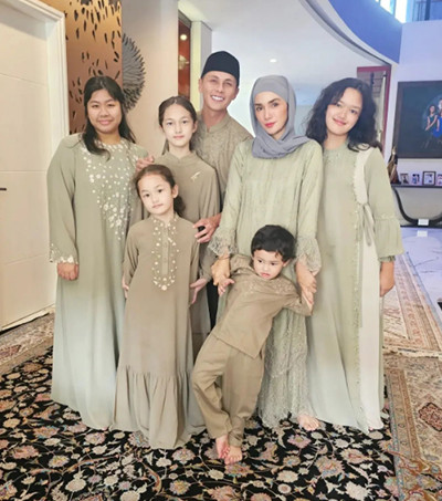 10 Artis yang Pakai Outfit Lebaran 2023 Warna Hijau Sage