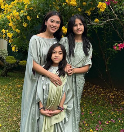 10 Artis yang Pakai Outfit Lebaran 2023 Warna Hijau Sage