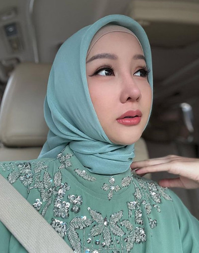 10 Artis yang Pakai Outfit Lebaran 2023 Warna Hijau Sage