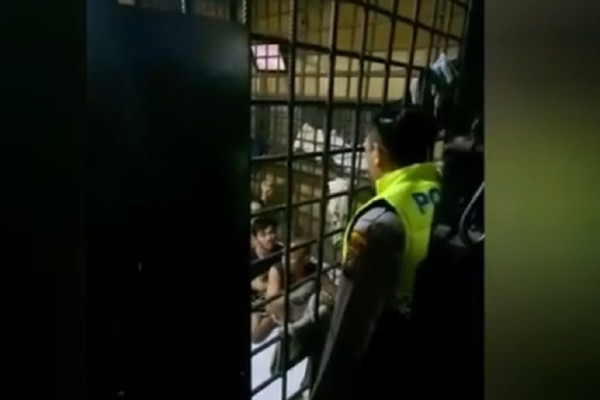Bikin Terharu, Video Perwira Polisi di Medan Ajak Tahanan Kumandangkan Takbir di Dalam Sel