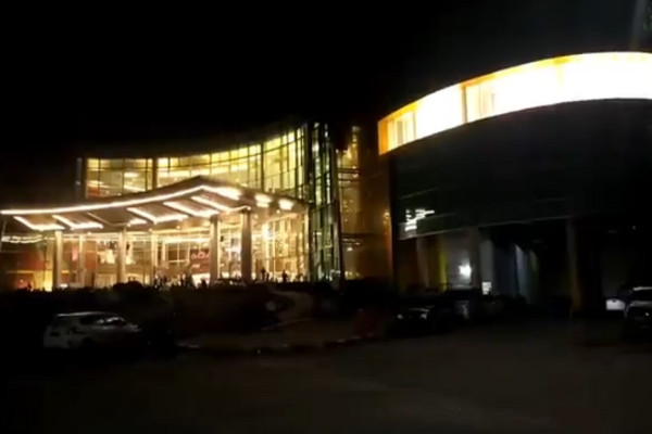 Trans Mall Studio Makassar Kebakaran, Begini Penampakan Kepanikan dan Evakuasi Korban