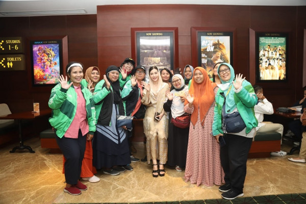 Novita Hardini, Ketua TP PKK Kabupaten Trenggalek dan Peduli Komunitas Ojol Perempuan Gelar Nobar Film Buya Hamka