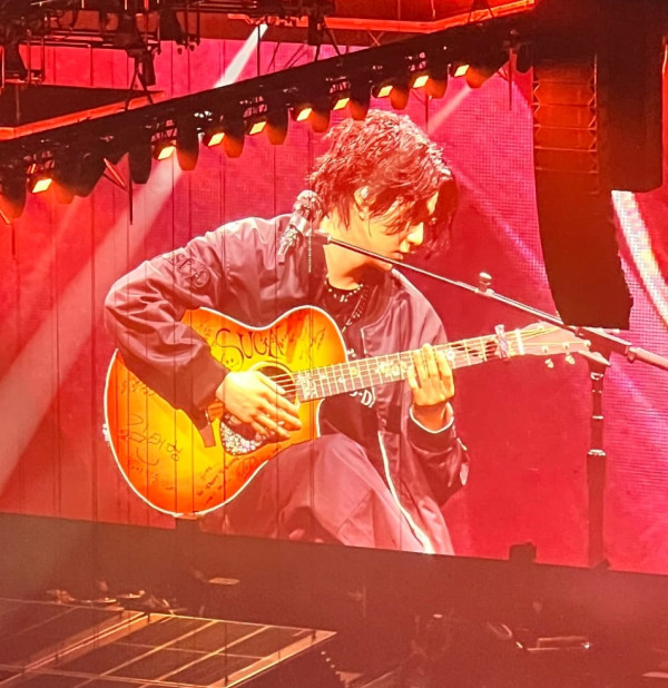Suga Mulai Tur Konser, Ini Pesan 6 Member BTS di Gitar yang Dibawanya