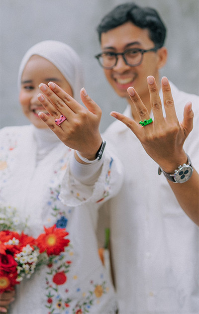 Viral! Calon Pengantin Pilih Kenakan Cincin Kodok Rp15 Ribu di Prosesi Lamaran