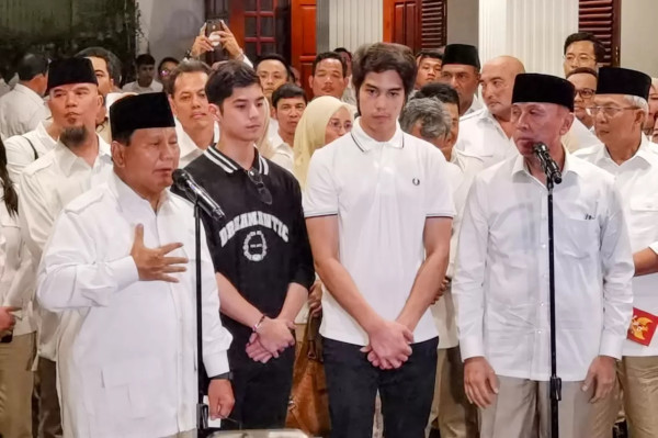 Outfit Al Ghazali dan El Rumi saat Diumumkan Jadi Kader Gerindra
