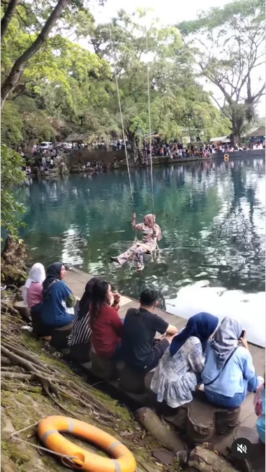 Viral! Penampakan Wisatawan Padati Telaga Biru Cicerem, Antre 2 Jam Demi Foto di Atas Kolam