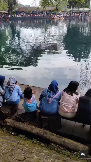 Viral! Penampakan Wisatawan Padati Telaga Biru Cicerem, Antre 2 Jam Demi Foto di Atas Kolam