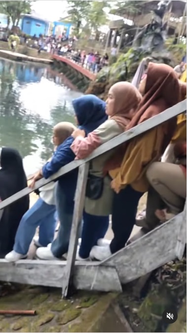 Viral! Penampakan Wisatawan Padati Telaga Biru Cicerem, Antre 2 Jam Demi Foto di Atas Kolam