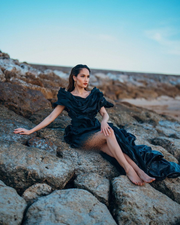 Cinta Laura Tampil Cantik dengan Dress Hitam, Netizen: Kayak Barbie Hidup