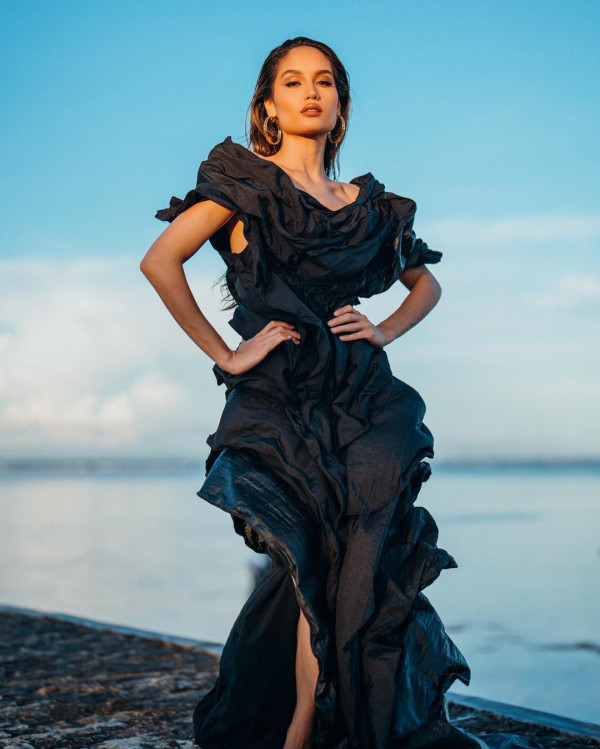 Cinta Laura Tampil Cantik dengan Dress Hitam, Netizen: Kayak Barbie Hidup
