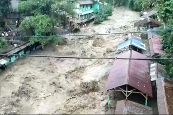 Mobil Hanyut Terseret Banjir Bandang di Deli Serdang, 1 Keluarga Selamat