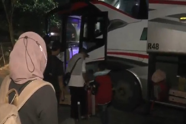 Bus Terlambat Datang, Puluhan Penumpang Terlantar 11 Jam