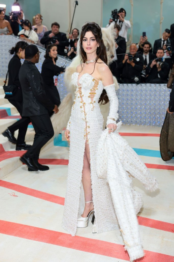 5 Potret Anne Hathaway Tampil dengan Gaun Sobek di Met Gala 2023