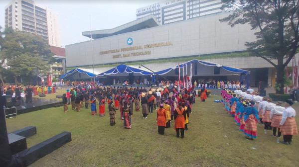 Berpakaian Adat Aceh, Nadiem Pimpin Upacara Peringatan Hardiknas 2023