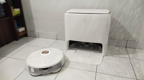 Adu Canggih Robot Vacuum Cleaner yeedi Floor 3 Station vs Dreame Bot W10