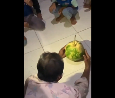 Jepara Geger! Ada Buah Bergambar Wali Songo, Netizen Nyinyir: Masih Aja Ngebahas Ginian