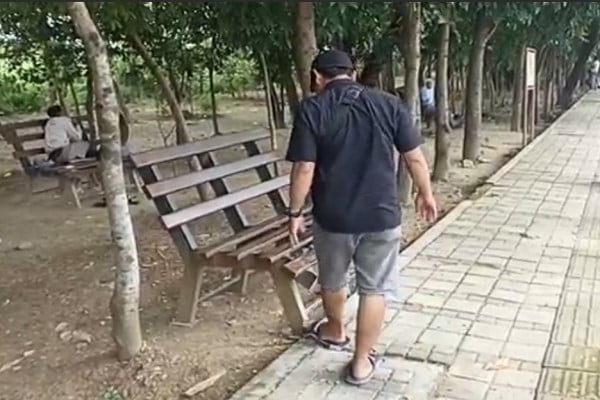 Astaga! Kondom Bekas Ditemukan Berserakan di Taman Jalan Veteran Bojonegoro