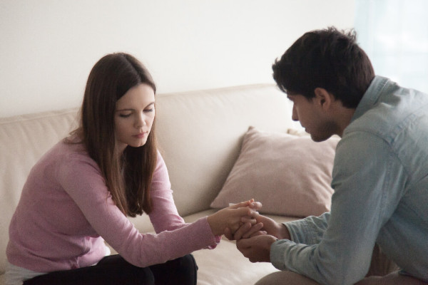 7 Tips Mengatasi dan Membujuk Pacar yang Ngambek