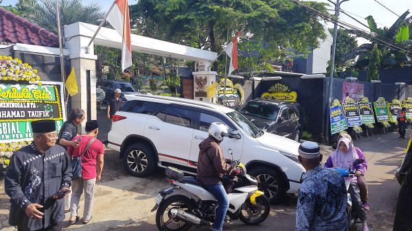 Suasana Rumah Duka M Taufik di Jaktim, Banjir Karangan Bunga dan Pelayat