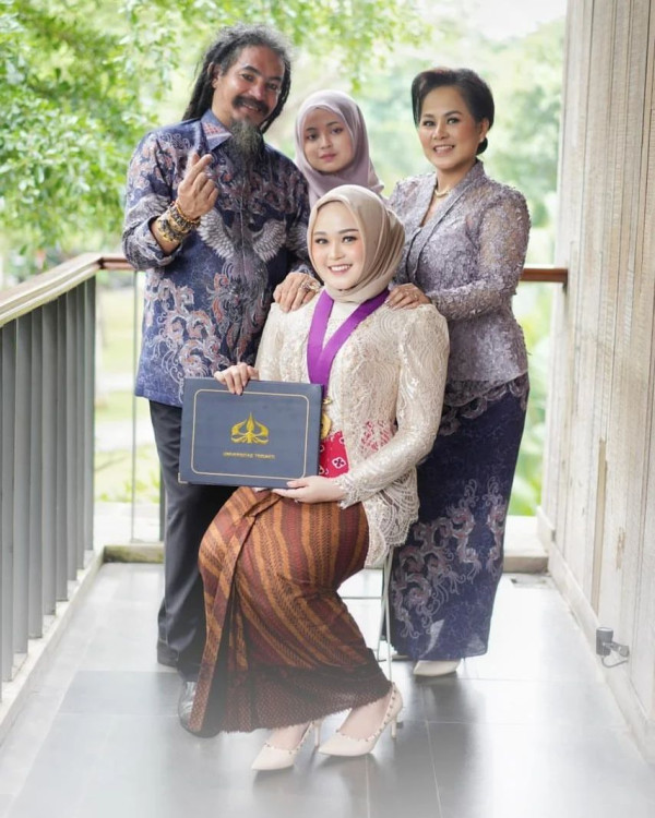 Sang Anak Lulus Sarjana Kedokteran Gigi, Master Limbad: Insya Allah Lanjut ke S2