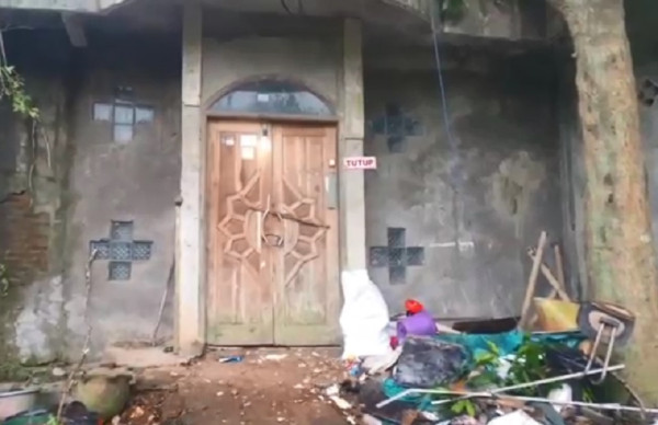 Penampakan Rumah Mewah Dokter Wayan yang Penuh Sampah di Karawang