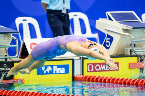Perenang Indonesia Flairene Candrea Jadi Pembawa Merah Putih di Defile SEA Games 2023