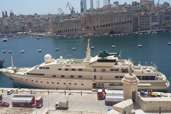 Gilanya Kekayaan Pangeran Saudi: 8 Kalinya Raja Inggris, Miliki 3 Istana Mewah dan Megayacht Rp4,7 T