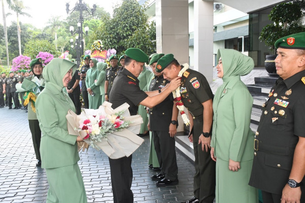 Penuh Haru Prajurit Lepas Mayjen TNI Deddy Suryadi Jadi Danjen Kopassus