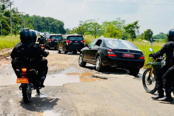 Kunker ke Lampung, Presiden Jokowi dan Rombongan Lewat Jalan-jalan Rusak