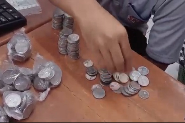 Viral! Penjual Sayur di Cilacap Bayar Pajak Motor Pakai Uang Receh Pecahan Rp500