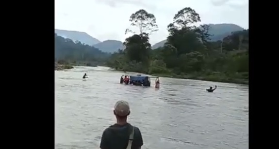 Miris! Jenazah Pekerja Tambang Emas Ilegal Ditandu Lintasi Provinsi, Lewati Hutan, Seberangi Sungai