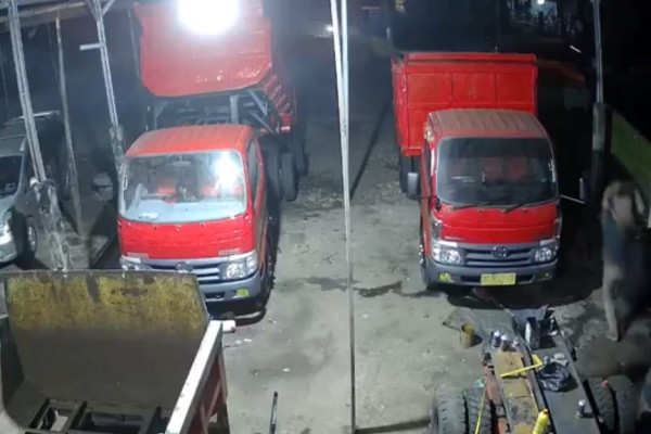 Viral! Sopir Pikap Curi Velg di Bengkel Truk Terekam CCTV