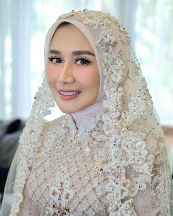 4 Foto Penampilan Dine Mutiara di Hari Pernikahan, Begitu Cantik dan Memesona