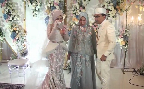 4 Foto Penampilan Dine Mutiara di Hari Pernikahan, Begitu Cantik dan Memesona