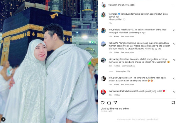 Via Vallen Dicibir usai Bagikan Foto Dicium Suami di Depan Kakbah