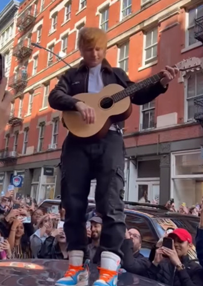 Bebas dari Tuduhan Plagiarisme, Ed Sheeran Hibur Warga New York lewat Aksi Bermusik di Atas Mobil