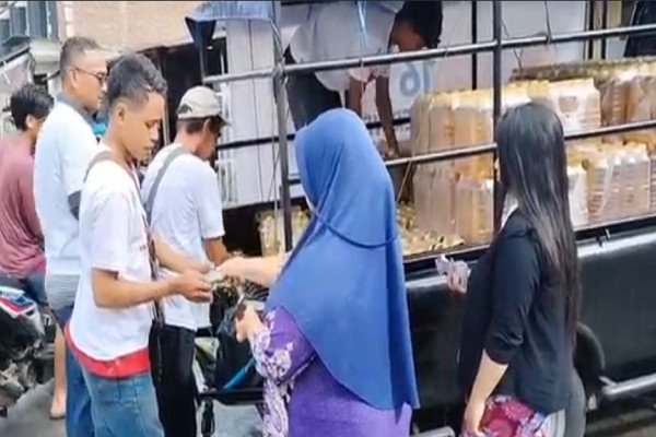 Bacaleg Perindo Layani Langsung Penjualan Minyak Murah untuk Warga Bandung