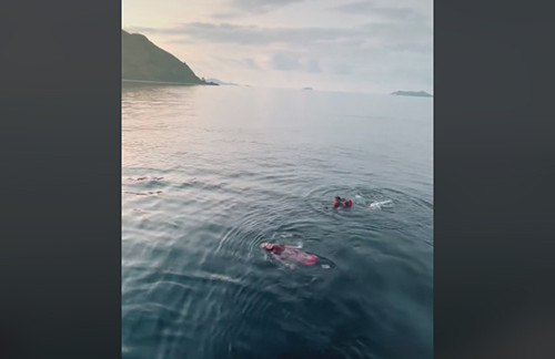 Ria Ricis Berenang di Laut Pakai Baju Gamis Banjir Pujian Netizen