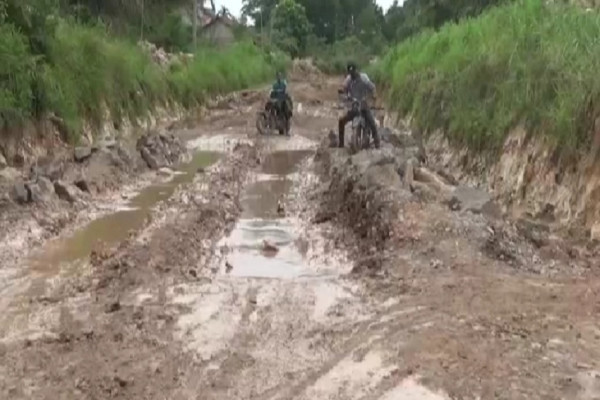 Gerah Tak Juga Diperbaiki, Warga Muaro Jambi Blokade 'Jalan Menuju Akhirat'