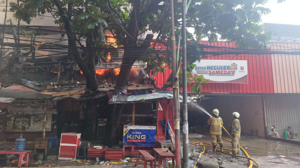 Sudah 3 Jam Kebakaran Dahsyat Pabrik Cat di Penjaringan Masih Berkobar